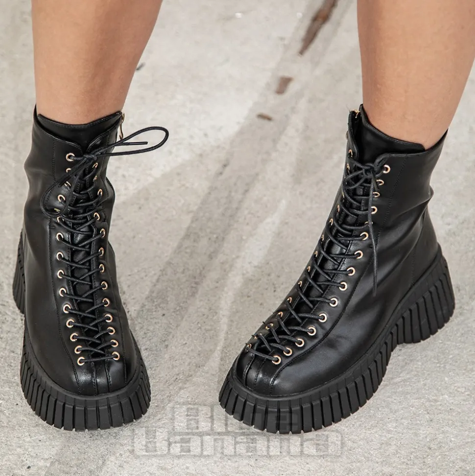 Bleeding Heart 15-Eye Boots (Black)