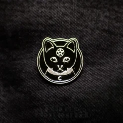 Blue Banana Round Cat Face Pin Badge (Black)