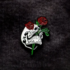 Blue Banana Skull & Roses Pin Badge (White)